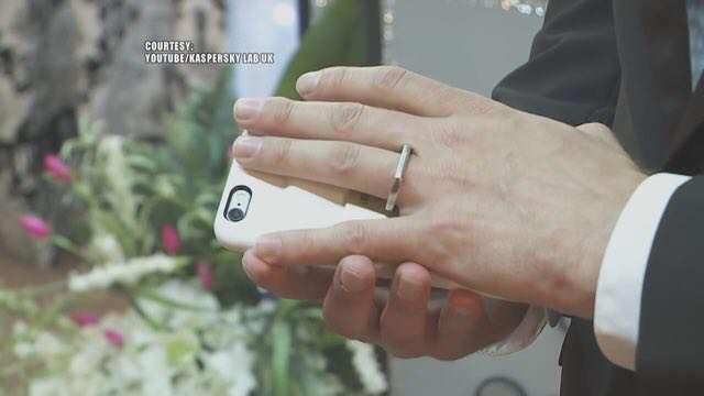 مرد آمریکایی با آیفون خود ازدواج کرد!
 آرون چروناک در لاس وگاس با گوشی محبوب خود که یک آیفون است، ازدواج کرد!